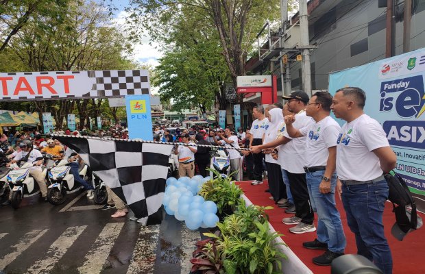 Foto: Bupati Sumenep Achmad Fauzi beserta Wabup, Sekda dan Jajaran Direksi PLN ketika melepas peserta touring sepeda dan sepeda motor listrik