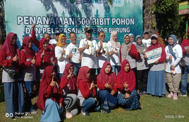 Foto: Kepala Dinas Lingkungan Hidup dan Tim Foto bersama dengan Bupati Sumenep dan Direktur PT. PLN Persero