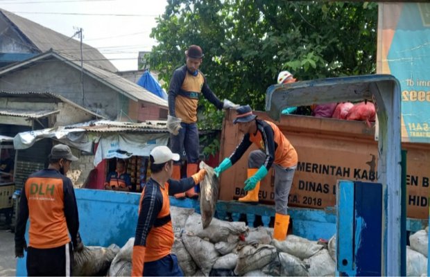 Foto: Petugas sampah ada kan pengakutan