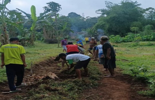 Foto: Warga dan aparatur desa saat bersih-bersih di lingkungan barat kebun pemukiman warga 