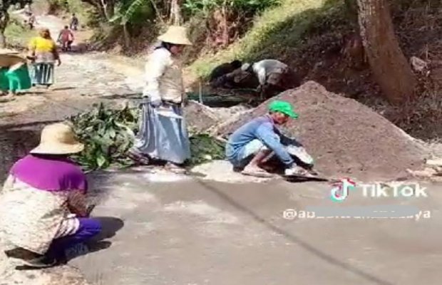 Foto: Potongan Video Dari Akun Tiktok Milik Warga Setempat Saat Melakukan Perbaikan Jalan