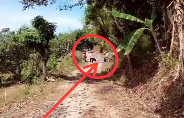 Foto: Potongan Video Tiktok Saat Beberapa Warga Melakukan Perbaikan Jalan di Salah Satu Titik Beberapa Waktu Lalu.