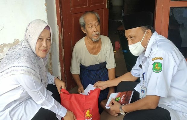 Foto: Petugas Dinas Sosial Pemberdayaan Perempuan dan Perlindungan Anak (Dinsos P3A) Kabupaten Sumenep, Madura, Jawa Timur saat pulangkan orang terlantar.