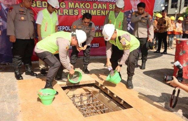Foto: Kapolda Jatim bersama Kapolres Sumenep meletakkan Batu Pertama Pembangunan Mako dan Gedung SPKT di Mapolres Sumenep
