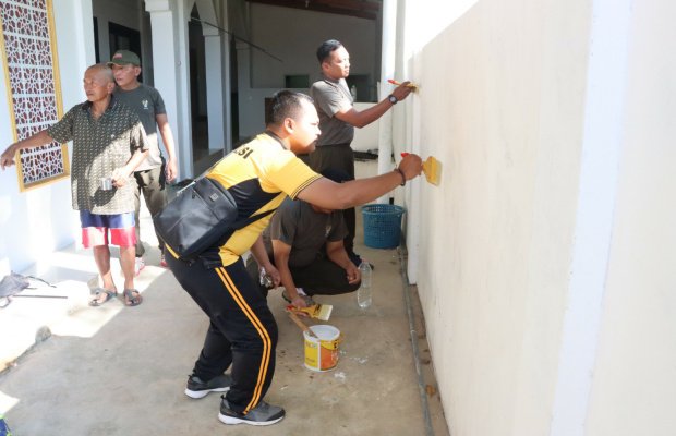 Foto: Polres Sumenep melakukan bersih-bersih di lingkungan Masjid, Gereja dan Klenteng