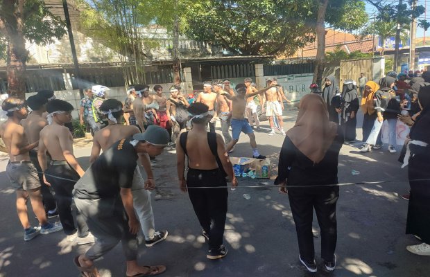 Foto: Aktivis Himpass saat melakukan unjuk rasa di depan kantor Bawaslu Sumenep