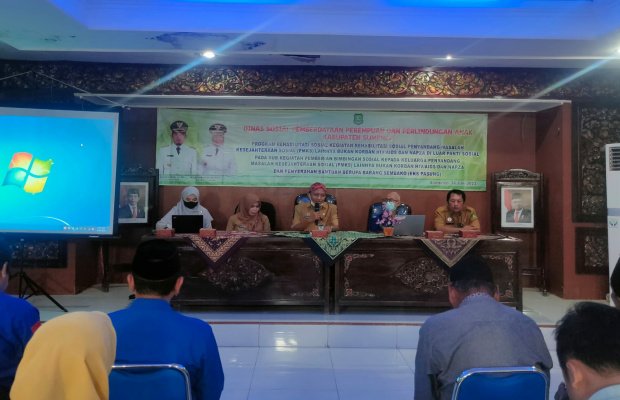 Foto: Dinsos P3A Sumenep saat menggelar bimbingan sosial kepada keluarga penyandang masalah kesejahteraan sosial (PMKS).