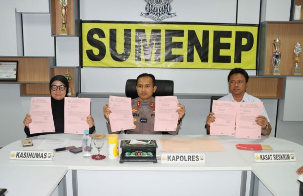 Foto: Kapolres Sumenep saat menggelar jumpa pers penetapan enam orang tersangka kasus tindak pidana korupsi Gedung Dinkes dan Kantor BPMP & KB Kabupaten Sumenep TA.2014