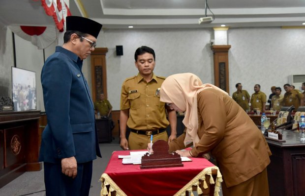 Foto: Wakil Bupati Sumenep Nyi. Hj. Dewi Khalifah saat menandatangani hasil rapat Paripurna penyampaian laporan Badan Anggaran (Banggar) DPRD Sumenep (by ibnu)