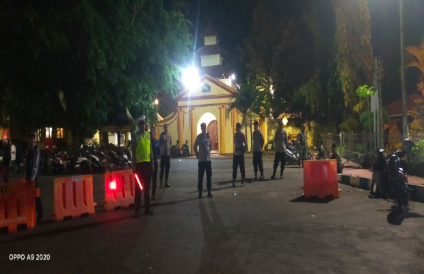 Foto: Anggota Polres Sumenep saat melakukan pengamanan malam Takbiran Hari Raya Idul Adha di pusat kota