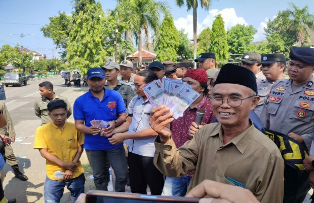 Foto: Ketua BK DPRD saat menemui para pendemo video viral anggota dewan