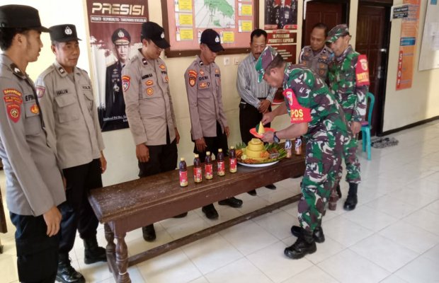Foto: Koramil 0827/18 Kangean saat menyerahkan tumpeng ke Polsek Kangayan 