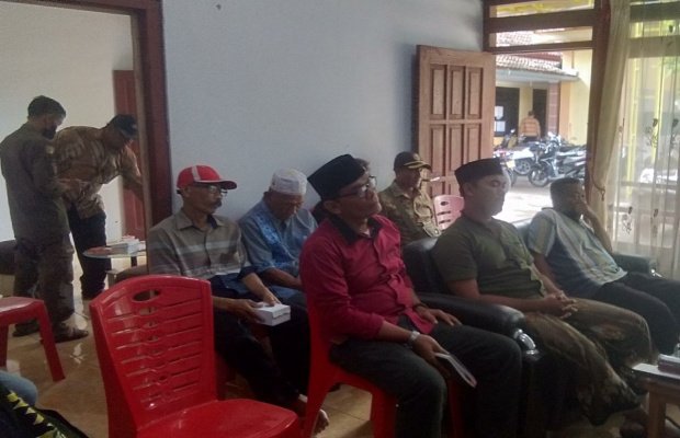 Foto: Warga dan Pemilik Padepokan saat musuawarah