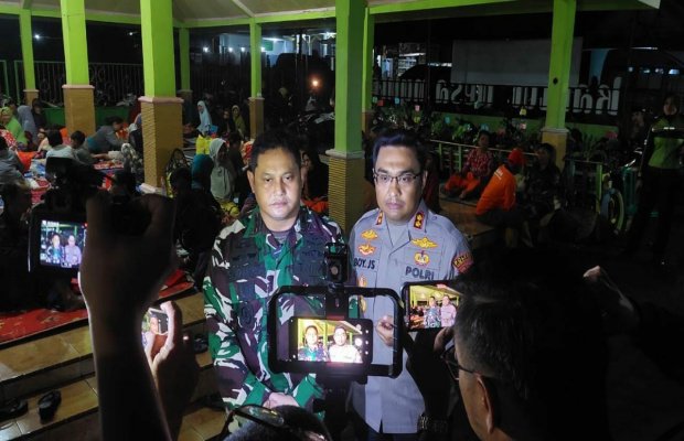 Foto : Kapolres dan Dandim 0821 Lumajang saat diwawancarai wartawan