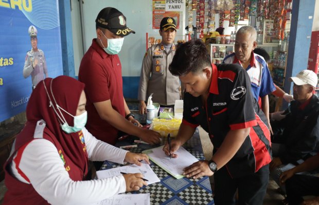 Foto: Kapolres Sumenep AKBP Edo Satya Kentriko pantau langsung giat test urine para sopir bus