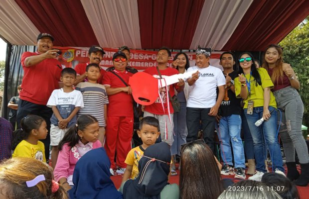 Foto: Peserta girang raih undian seperti motor Beat jalan sehat di Desa Gambiran.