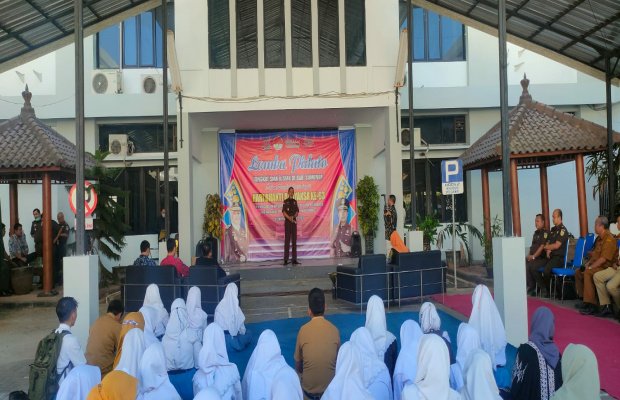 Foto: Kepala Kejaksaan Negeri Sumenep Trimo, SH. MH. saat memberikan sambutan diacara lomba pidato antar pelajar SMA/SMK se-Kabupaten