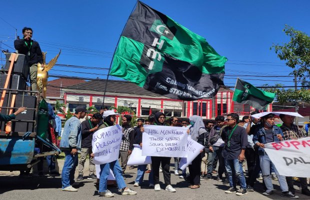 Foto: HMI Sumenep saat melakukan demontrasi di depan Kantor Pemkab
