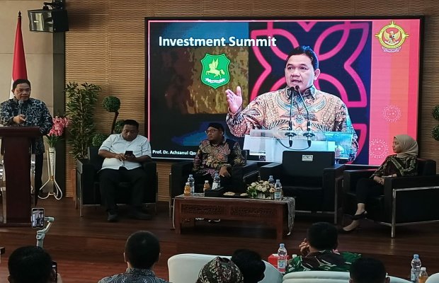 Foto: BPK RI Dr. Achsanul Qasasi saat memberikan kegiatan Sumenep Investment Summit di Kampus Uniba Madura