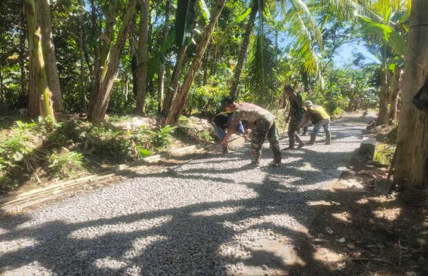 Foto:  TNI bersama warga perbaiki jalan desa 