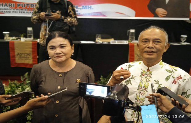 Foto: Anggota Komisi A DPRD Provinsi Jawa Timur Fraksi PDI Perjuangan/Dapil Jatim V dan Drs. Supranoto, M.Si., Ph.D saat di wawancarai media 