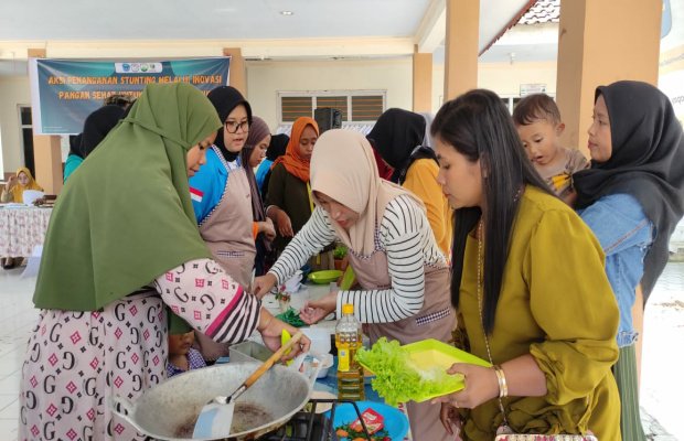 Foto: Ibu PKK dan Kader bersama Mahasiswa Kuliah Kerja Nyata (KKN) Jember 