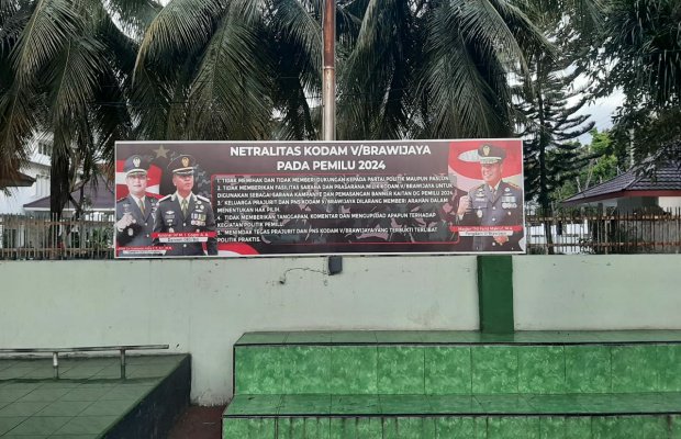 Foto : pemasangan banner Netralitas TNI di halaman Makodim 0821 Lumajang
