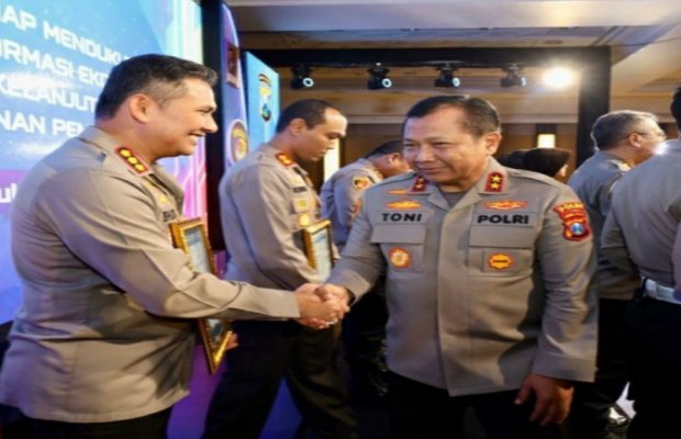 Foto: Kapolres Kota Malang Kombespol Budi Herawanto saat menerima penghargaan dari Kapolda Jatim