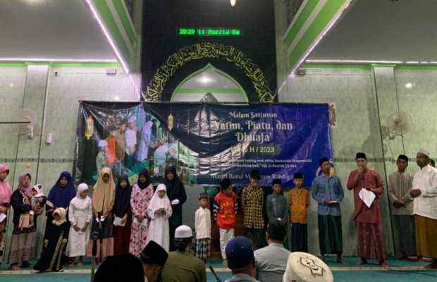Foto: Suasana Penyerahan santunan yatim dan dhuafa di masjid Jamik Baitul Mukarrom Desa Randugading Kecamatan Tajinan Kabupaten Malang (27/7)