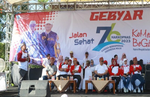 Foto : Ketua Dikopin Jawa Timur Slamet Sutanto Ketika Menghadiri Jalan Sehat di Alun Alun