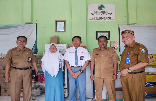 Foto: Kacabdin bersama Kepala Sekolah SMAN 2 Sumenep usai melakukan monitoring di koperasi sekolah