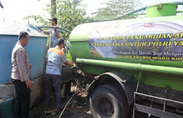 Foto :Personil Polres Probolinggo Kota Droping Air Bersih ke Dua Desa 