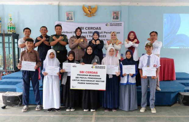 Foto bersama saat penyerahan beasiswa