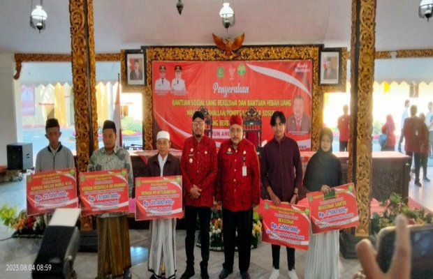 Foto: Penyerahan Bansos Beasiswa dan Bantuan Hibah Tempat Ibadah Oleh Bupati Fauzi di Pendopo Agung Sumenep, Jumat (4 Agustus 2023).