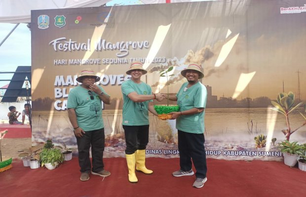 Foto: Bupati Sumenep Achmad Fauzi saat menyerahkan bibit mangrove
