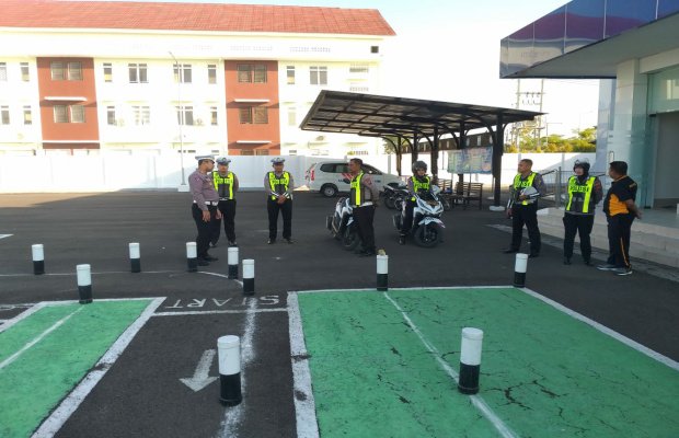 Foto: Polres Sumenep melakukan pengecekan perubahan sirkuit bentuk lintasan ujian praktek SIM