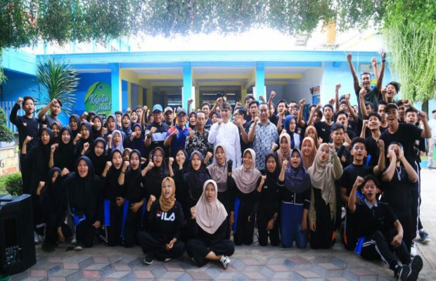 Foto : Sekda Ugas Irwanto  ( baju batik biru putih berdiri tengah) Melihat Langsung Latihannya dan Foto Bareng