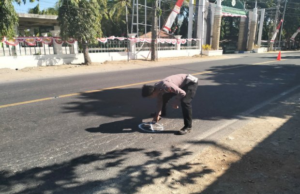 Foto: Polres Sumenep olah TKP terjadinya kecelakaan di Desa Pragaan Sumenep