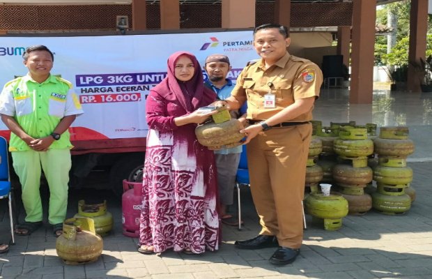 Foto: Kepala Disperindag Jember dan Pembeli Gas