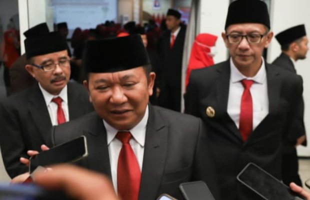 Foto:  Bupati Jember Hendy Siswanto salaman dengan pejabat baru (foto Diskominfo Jember).