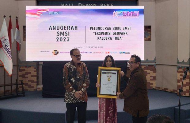 Foto: SMSI saat memberikan penghargàan kepada almarhum Prof Azyumardi Azra  (Ketua Dewan Pers) yang diwakili putrinya, Emily Sakina Azra—sebagai Pelopor Pers Merdeka