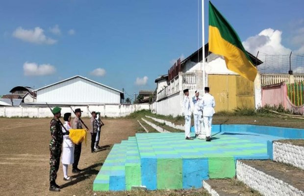 Foto : Momen gladi bersih, menggunakan bendera duplikat/latihan