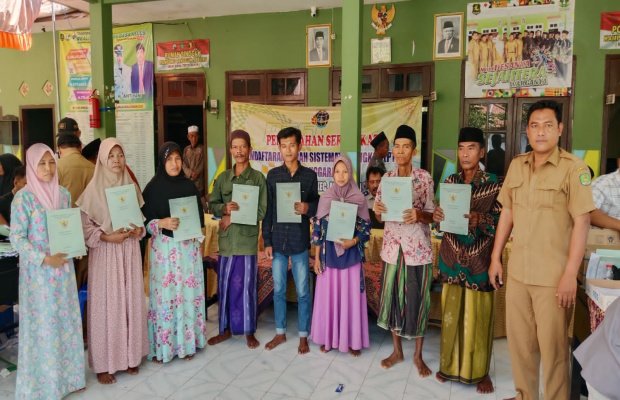 Foto: Penyerahan sertifikat tanah( PTSL) Desa Keles