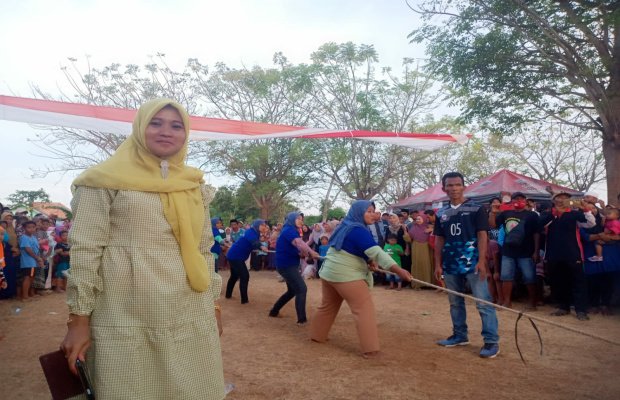 Foto: Suasana lomba tarik tambang emak - emak