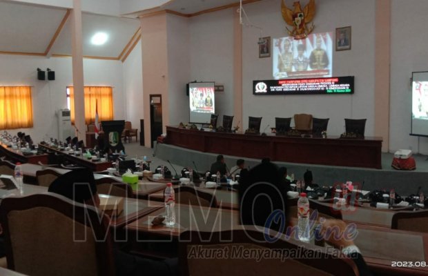 Foto : Bupati dan wakil Bupati Sampang, ketua dan anggota DPRD Sampang, Forkopimda, kepala OPD dan camat se kabupaten Sampang saat mendengarkan pidato Kenegaraan RI