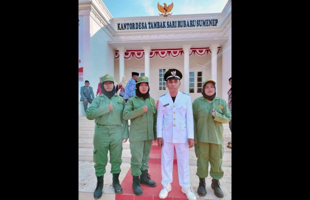 Foto: Kepala Desa (Kades) Tambaksari Sucipno, Melakukan Pengambilan Gambar Usai Mengikuti Upacara Bendera di Halaman Kantor Desa Tambaksari, Kamis, (17/08/2023).