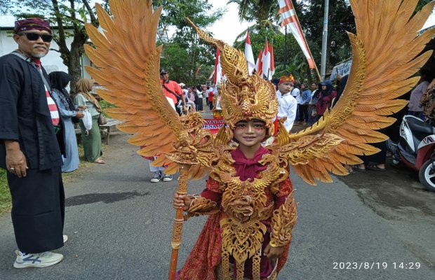 Foto: Bahtiar siswa SDN MRAWAN 1 menggunakan kostum Lambang Garuda Indonesia