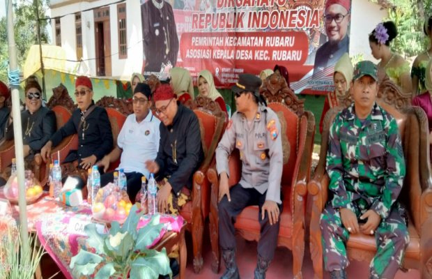 Foto: Kapolsek Rubaru Iptu Suparjiyo (Dua Dari Kanan) Menghadiri Pembukaan Karnaval Kecamatan yang Dihadiri Bupati Sumenep Achmad Fauzi Wongsojudo