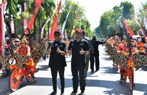 Foto: Bupati Sumenep Achmad Fauzi bersama Kepala Dinas Pendidikan Agus Dwi Saputra saat pelepasan Festival Sepeda Hias