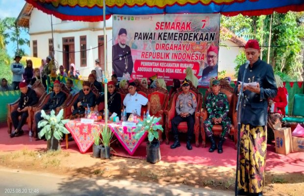 Foto: Plt Camat Rubaru Indra Hernawan Saat Membacakan Laporan Kegiatan Pawai Kemerdekaan Dihadapan Bupati Sumenep Achmad Fauzi Wongsojudo